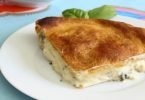 Tourte au poulet et aux champignons avec de sauce béchamel